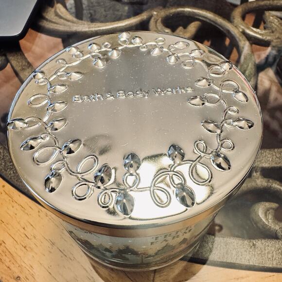 BATH & BODY WORKS WHITE BARN TREE FARM 3 WICK 14.5 OZ SCENTED CANDLE - Picture 3 of 5